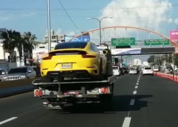 Tras darse a la fuga localizan y detienen vehículo Porshe por incidente con agente Digesett