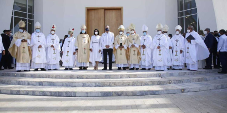 Presidente Abinader anuncia continuación de Santuario Cristo de los Milagros y rehabilitación de carreteras de Bayaguana