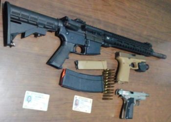 Apresan hombre en un cementerio con fusil M-16, una pistola y US$2,187