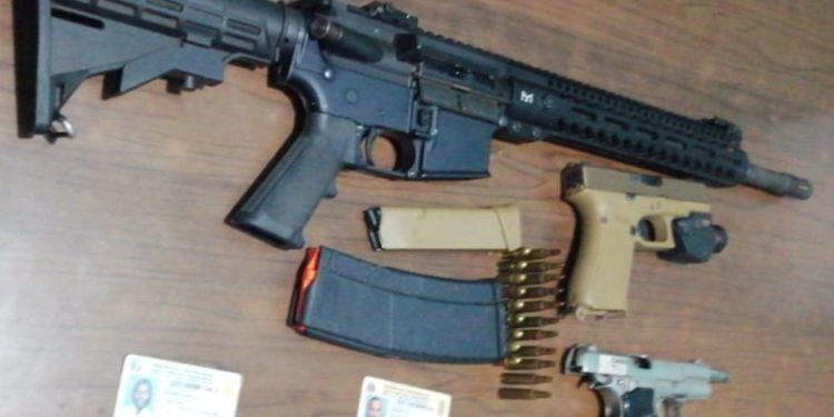 Apresan hombre en un cementerio con fusil M-16, una pistola y US$2,187