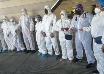 Médicos del Hospital Marcelino Vélez se encadenan en reclamo de aumento salarial