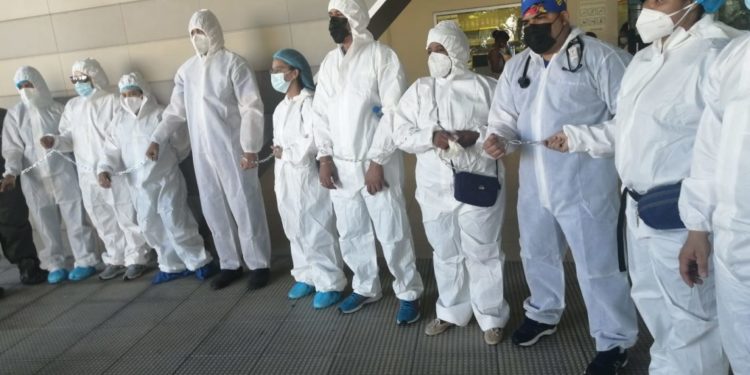 Médicos del Hospital Marcelino Vélez se encadenan en reclamo de aumento salarial