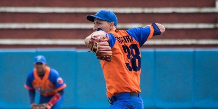 Cubano Yoen Socarrás reforzará pitcheo de Leones