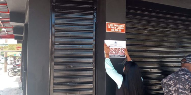 Cierran por 15 días strippers club en San Juan; bailaban desnudos en presencia de menores