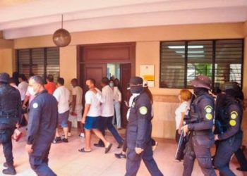 Imputados en Operación Falcón son llevados en pantalones cortos y sandalias al Palacio de Justicia