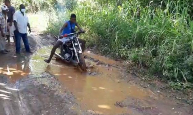 Aseguran están «viviendo un calvario y cruzando el masacre a pie» por mal estado de la carretera en el Jaguey, Yamasá