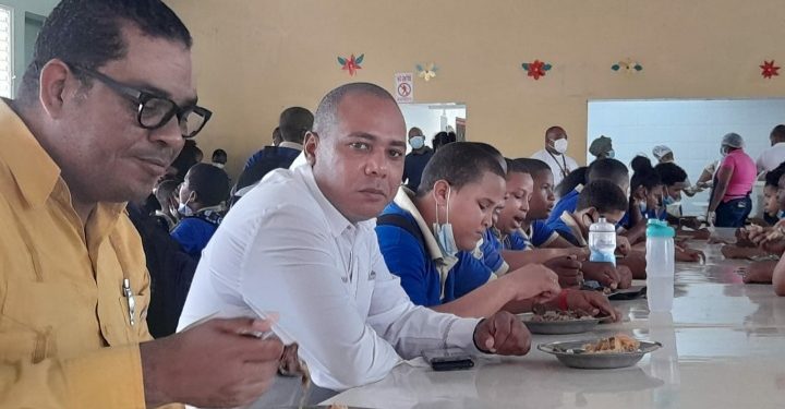 Regional 17 de Educación junto a la DPS supervisan suministro de almuerzo escolar en Monte Plata