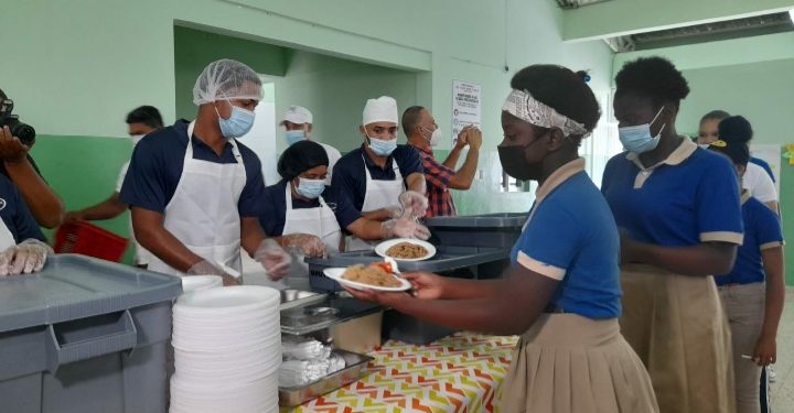 Un millón cien mil estudiantes almorzaron hoy en la Jornada Extendida