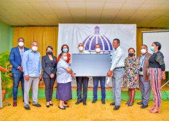 Educación entrega televisores y pizarra digital a centros educativos de Yamasá  