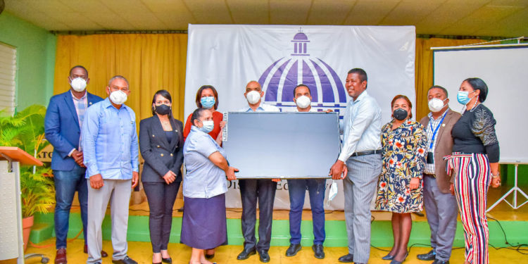Educación entrega televisores y pizarra digital a centros educativos de Yamasá  