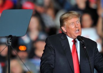 Trump anuncia el lanzamiento de su propia empresa mediática y una red social llamada Verdad