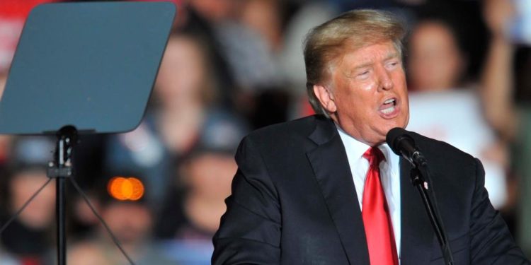 Trump anuncia el lanzamiento de su propia empresa mediática y una red social llamada Verdad