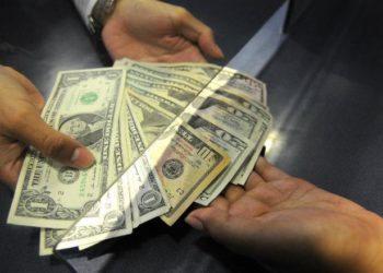 Los hombres dominicanos reciben más remesas que las mujeres