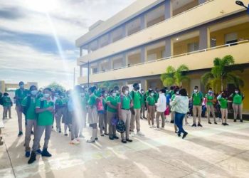 Devuelven estudiantes de liceos Hato Mayor por no presentar tarjetas vacuna de Covid19