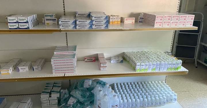 Tras denuncia, PromeseCal abastece de medicamentos la Farmacia del Pueblo en Yamasá