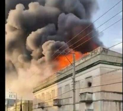 Al menos tres bomberos muertos mientras sofocaban fuego en tienda de La Vega