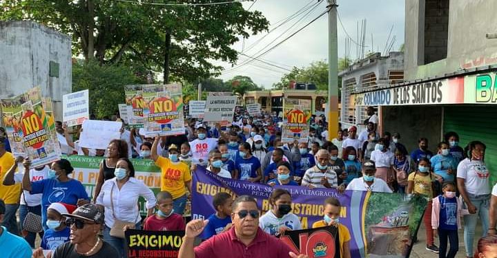 Protestan por por construcción de puente y preservación de los recursos naturales en Peralvillo, Monte Plata