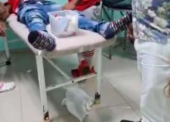 Ambulancia del 9-1-1 atropella tres personas que compartían en «teteo» en El Seibo