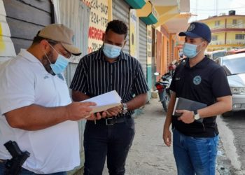 Tras amenaza a periodista de Telenoticias, cabo de la policía y dos personas más son requeridos por la Fiscalía de Monte Plata