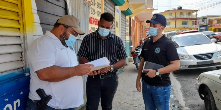 Tras amenaza a periodista de Telenoticias, cabo de la policía y dos personas más son requeridos por la Fiscalía de Monte Plata