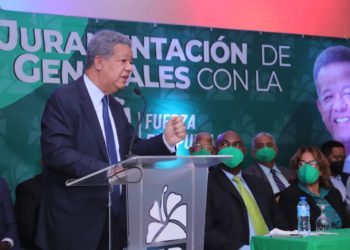 Leonel Fernández juramenta 118 generales retirados en la Fuerza del Pueblo