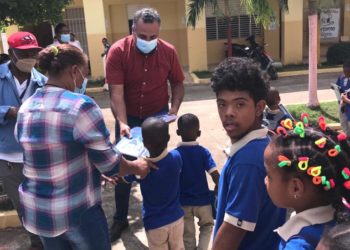Alcalde Manuel Pantalio visita escuela con niños especiales en Bayaguana