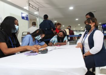 Pasaportes instala puesto de vacunación para que los usuarios que no posean tarjeta de vacunación puedan obtenerla