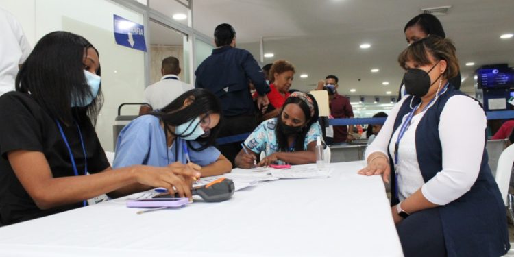 Pasaportes instala puesto de vacunación para que los usuarios que no posean tarjeta de vacunación puedan obtenerla