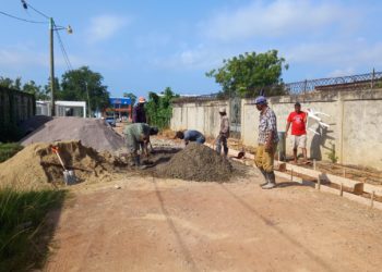 Ayuntamiento de Bayaguana inicia construcción de aceras y contenes