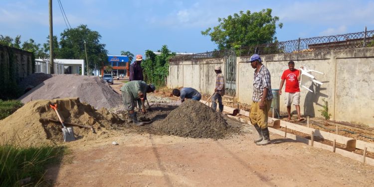 Ayuntamiento de Bayaguana inicia construcción de aceras y contenes
