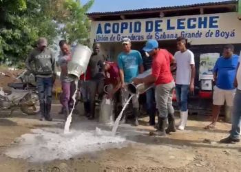 Botan leche en protestas por falta de pago de parte de INABIE en Sabana Grande de Boyá