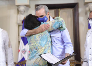 Presidente Abinader entrega 250 títulos de viviendas