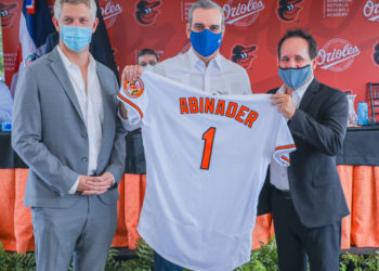 Presidente Abinader asiste a primer palazo para construcción de complejo deportivo de los Orioles de Baltimore