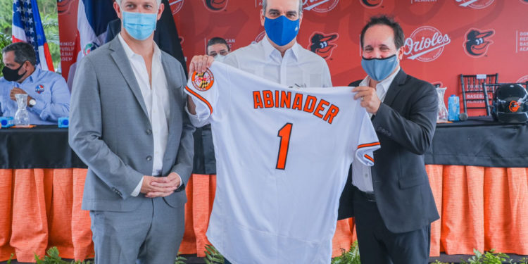 Presidente Abinader asiste a primer palazo para construcción de complejo deportivo de los Orioles de Baltimore