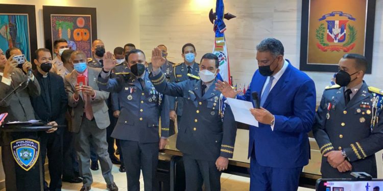 Chú Vásquez juramenta al mayor general Eduardo Alberto Then como nuevo director PN