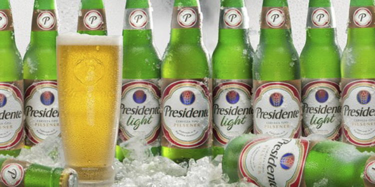 Escasez de Cerveza Presidente se bebe a falta de botellas