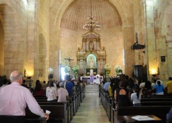 Tarjeta de vacunación no será necesaria para entrar a iglesias y centros de salud