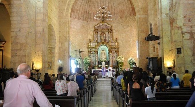 Tarjeta de vacunación no será necesaria para entrar a iglesias y centros de salud