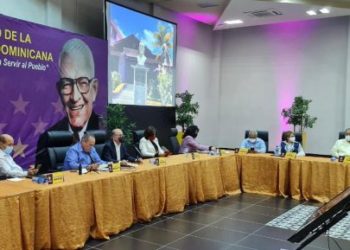 El ex Presidente Danilo Medina, Presidente del PLD, coordina y modera debates en la reunión que realiza este lunes el CP del PLD en su Casa Nacional