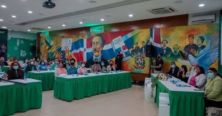 Fuerza del Pueblo realiza taller de comunicación dirigido a mujeres líderes