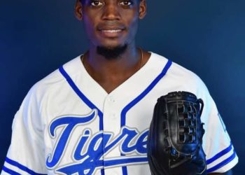 Lanzador Robinson Leyer sufre accidente