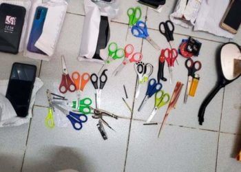 Realizan operativo e incautan preservativos, clavos, tijeras y celulares en liceo de Bonao