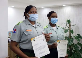 Digesett reconoce agentes que ayudaron a embarazada a tener bebé dentro de vehículo en Monte Plata