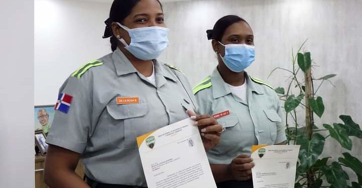 Digesett reconoce agentes que ayudaron a embarazada a tener bebé dentro de vehículo en Monte Plata