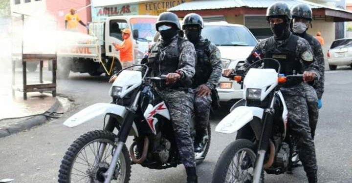 Dos de cuatro presuntos delincuentes caen abatidos a manos de un raso policial que resistió ser atracado en sector Los Guandules, D.N.