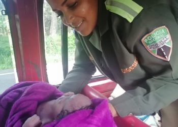 Agente de la DIGESETT asiste mujer que dió a luz en vehículo de transporte publico en Monte Plata