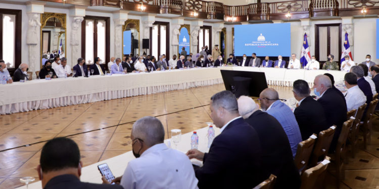 Presidente Abinader informa al liderazgo nacional sobre medidas ante crisis de Haití para preservar defensa de la soberanía y la seguridad