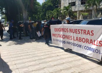 Exempleados del Inposdom llevan su protesta ante PGR por prestaciones laborales