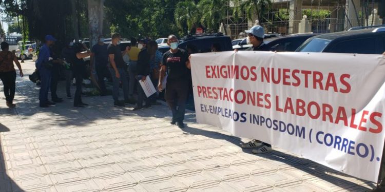 Exempleados del Inposdom llevan su protesta ante PGR por prestaciones laborales