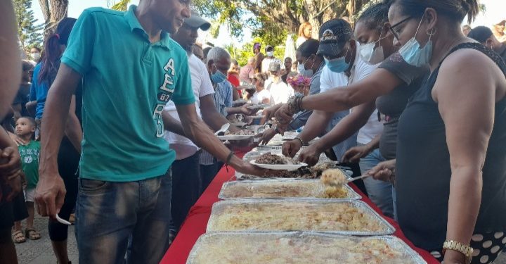 Realizan almuerzo y entrega de bono navideño en el municipio de Yamasá, Monte Plata